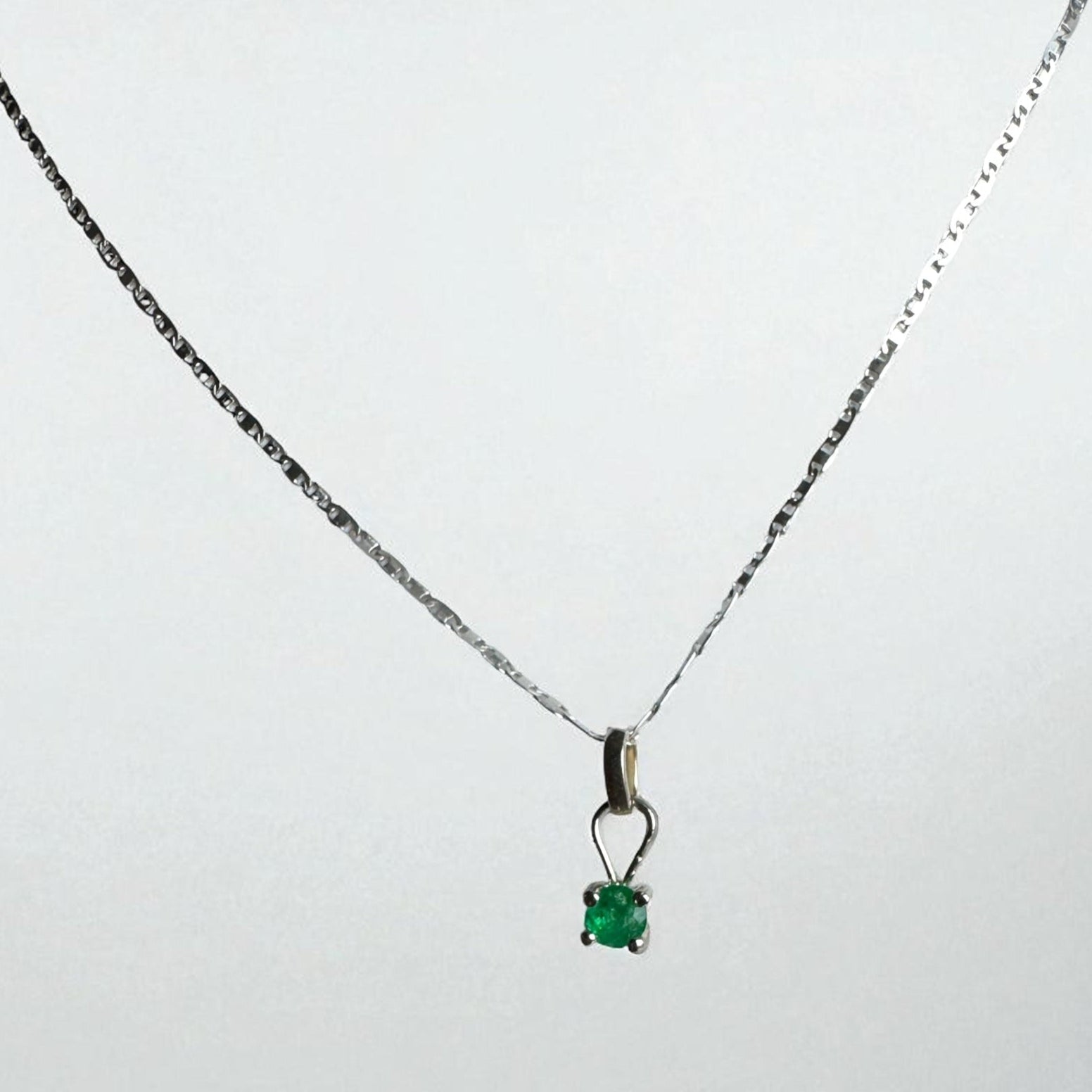 Cadena eterna esmeralda