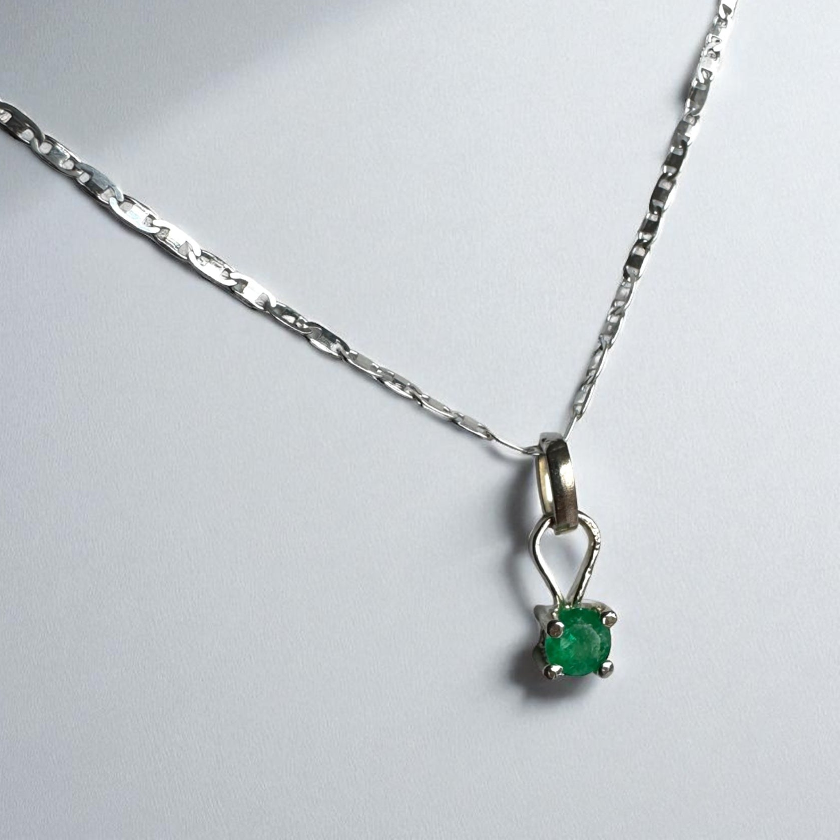 Cadena eterna esmeralda