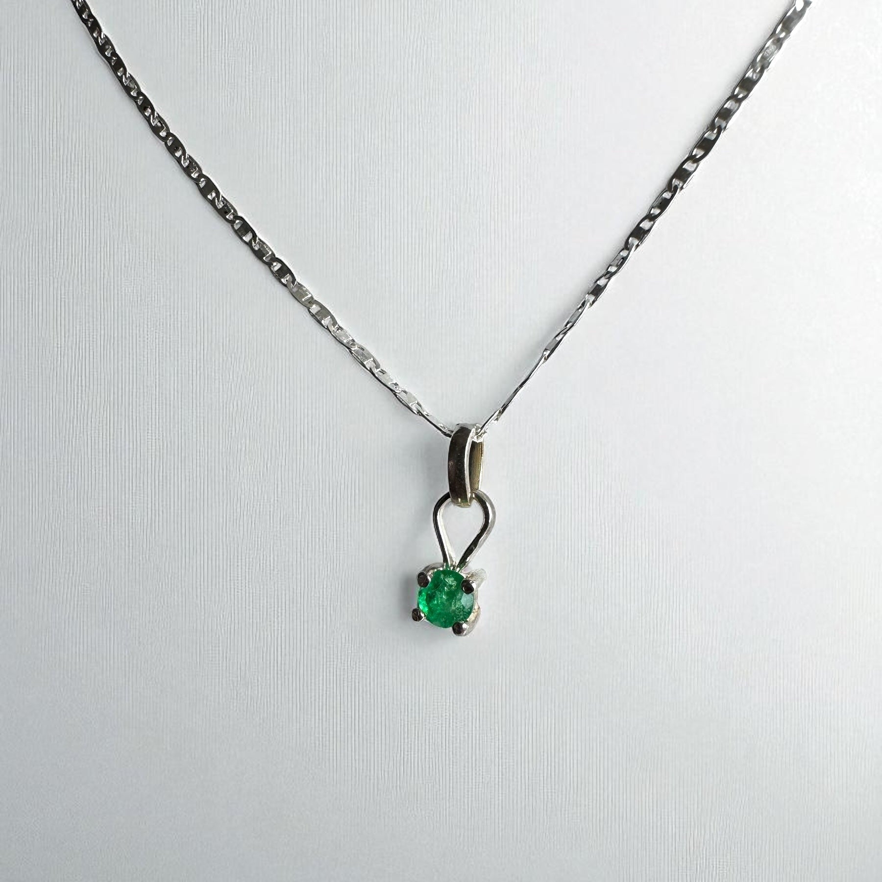 Cadena eterna esmeralda
