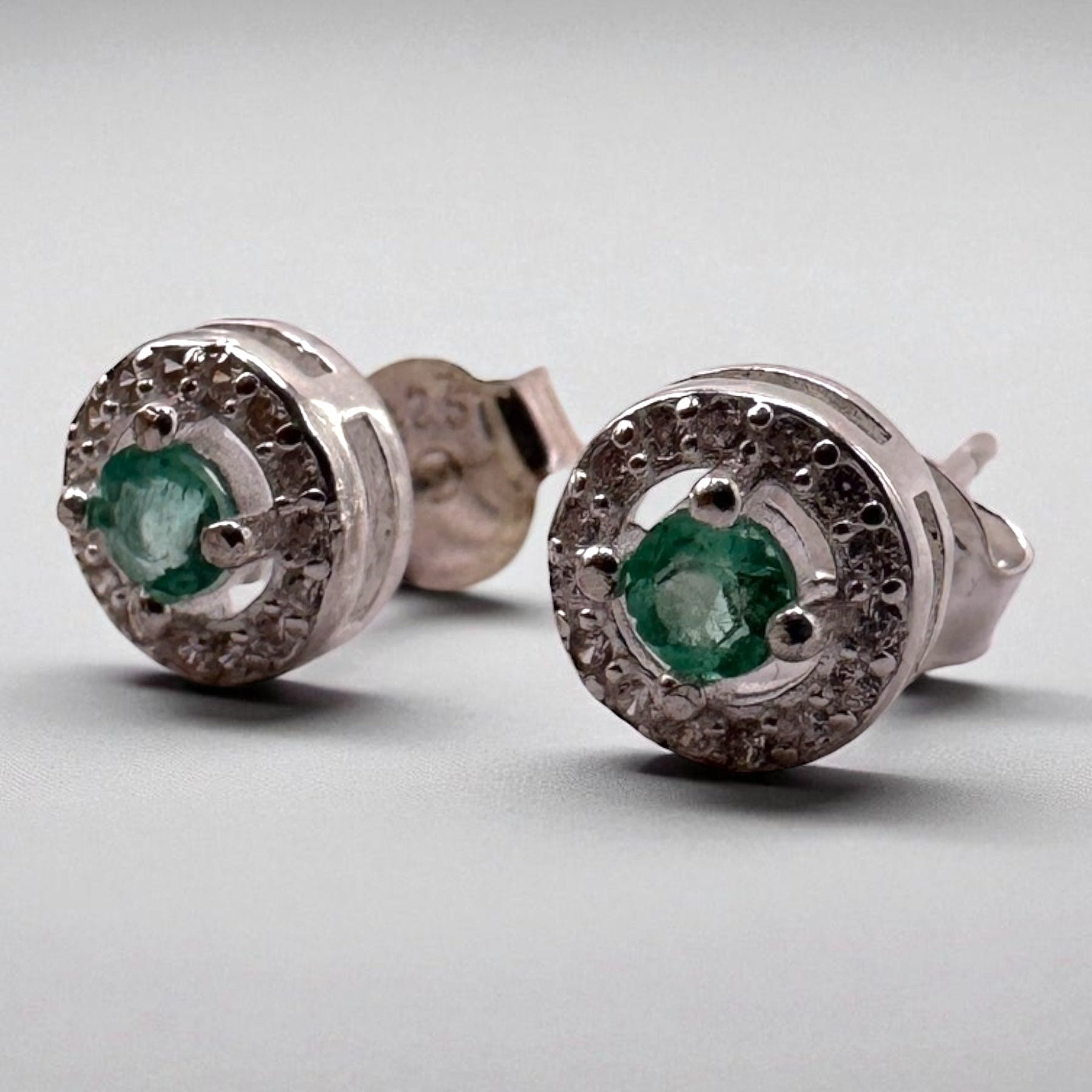 Aretes trono esmeralda