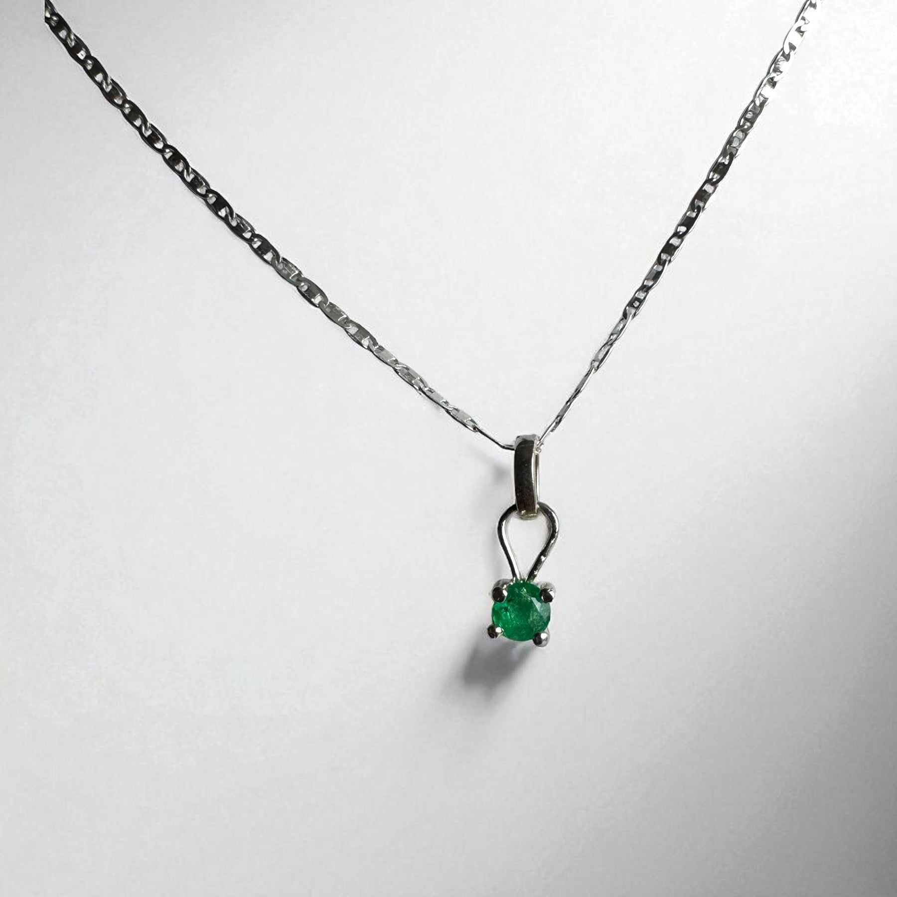 Cadena eterna esmeralda