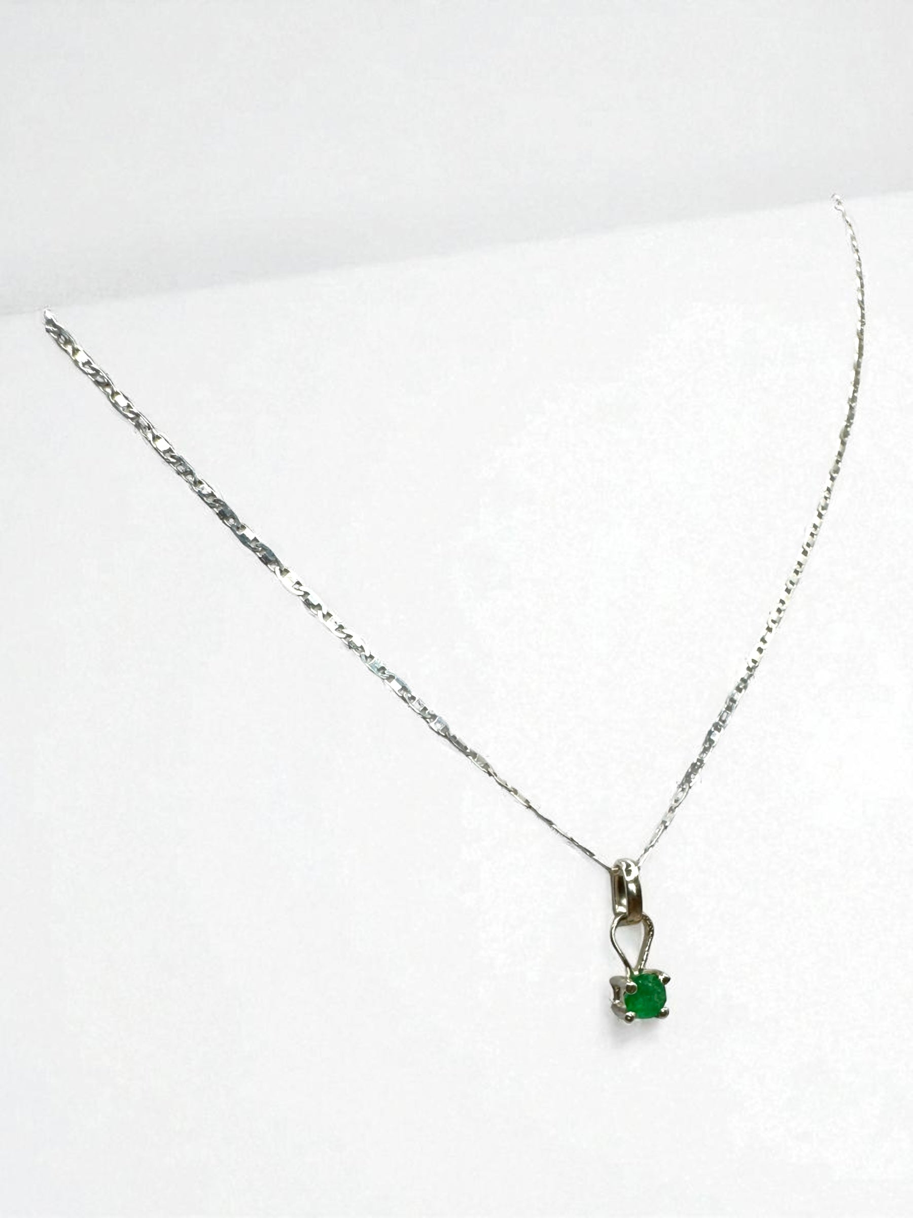 Cadena eterna esmeralda